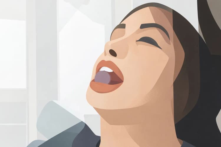 Uma pessoa enxaguando a boca com um enxaguante bucal, com foco na prevenção de problemas dentários