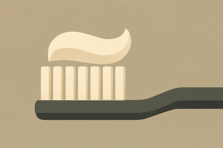 Close-up de uma escova de dentes com creme dental em suas cerdas.